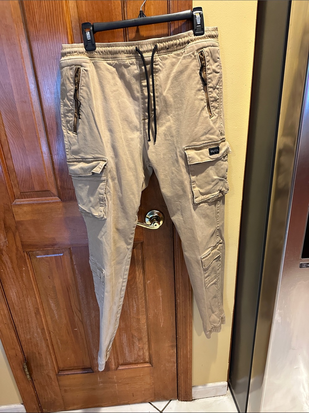 Men's Hollister Tan Cargo Jogger Pants - Relaxed Utility Style